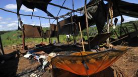  Quema de ranchos      indígenas atiza riña por tierras en Salitre