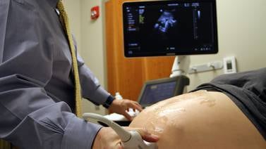 Policía vincula a enfermero sin permiso con muerte de mujer por parto en casa 