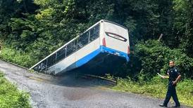Un autobús cayó a una quebrada en Upala