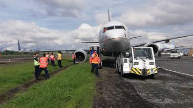 Avión que reparaban en el Juan Santamaría sufre desperfecto al despistarse cuando era remolcado