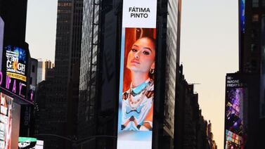 Cantante costarricense Fátima Pinto iluminó el Times Square con valla gigante