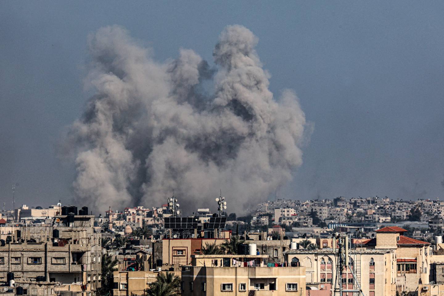 Imágenes desoladoras de Gaza tras los bombardeos israelíes en la madrugada del jueves, según reportes de Hamás.