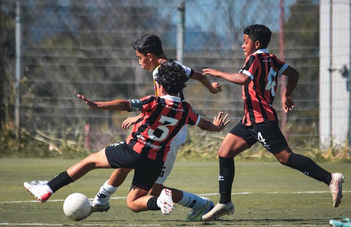 Liga Deportiva Alajuelense ofrece una opción para que niños y niñas hagan fútbol en el CAR durante las vacaciones.