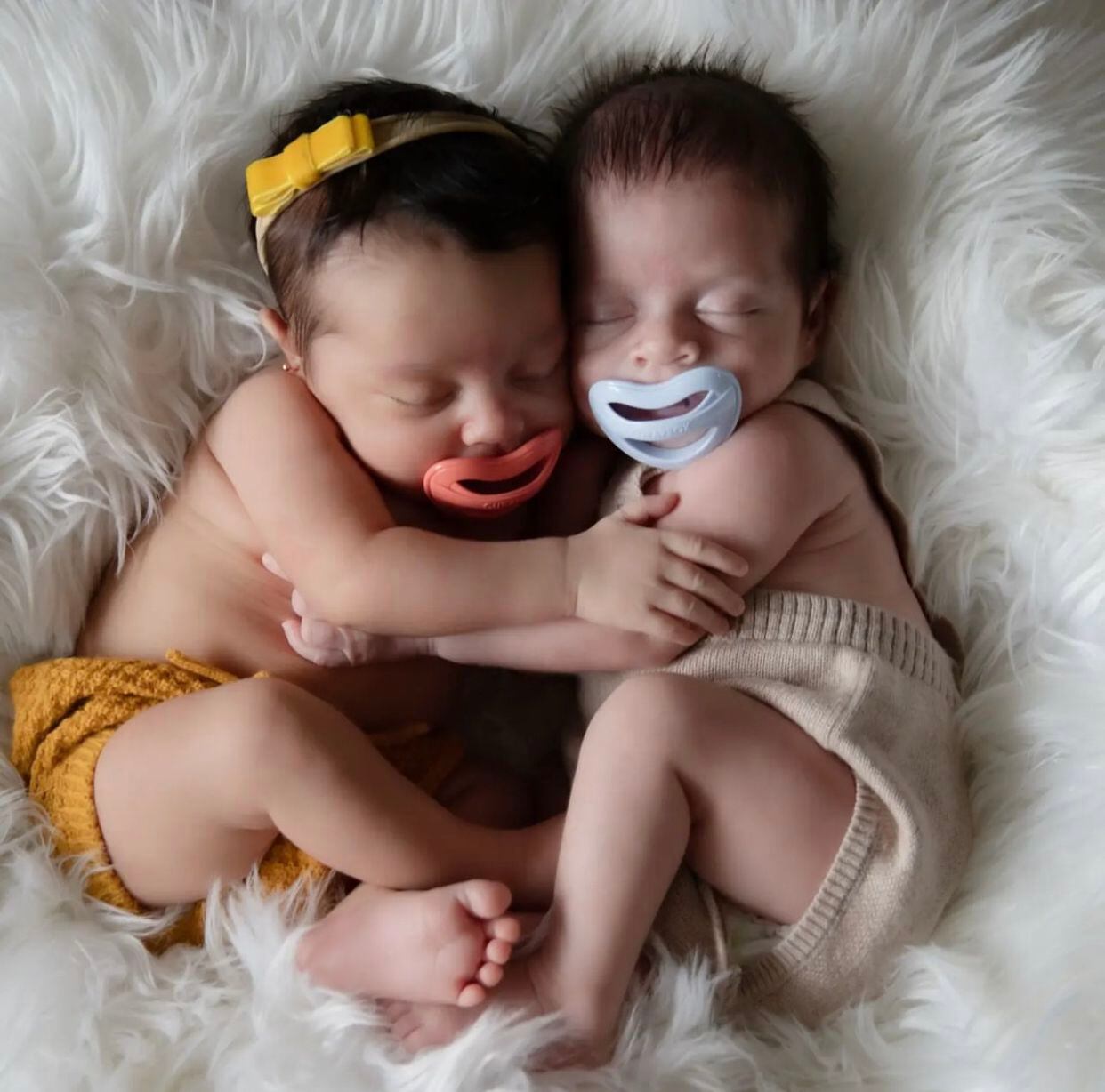 Antonella y Alessandro Sáenz Víquez, los hijos de Lussania Víquez y Jorge Sáenz, llegaron a alegrar la vida de sus padres el 29 de julio del 2023. Foto: Sissi Escalante/ Instagram