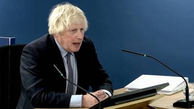 Boris Johnson pide perdón a víctimas del covid y admite que debió reaccionar antes