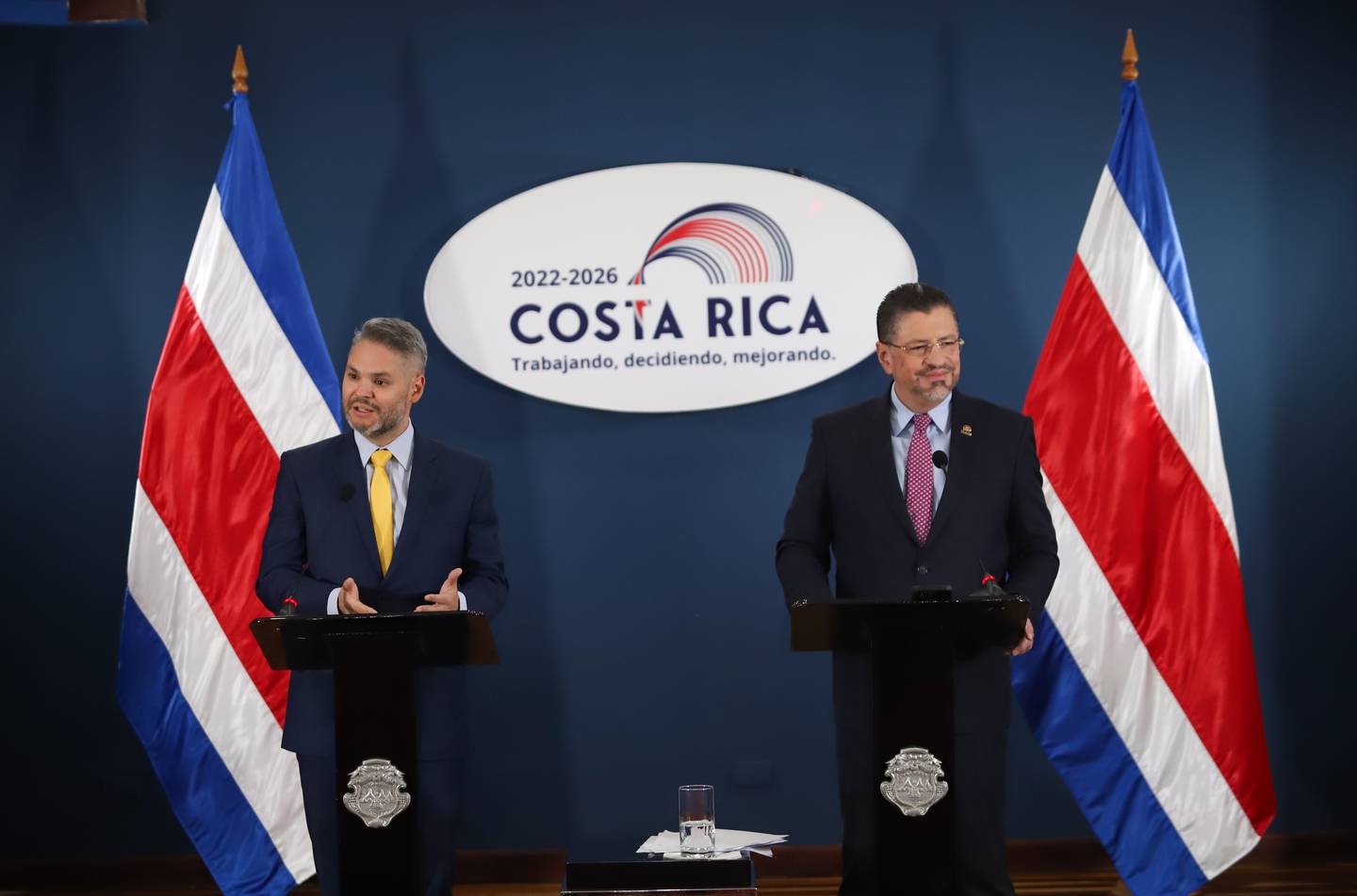 El ministro de Comunicación, Jorge Rodríguez Vives, y el presidente de la República, Rodrigo Robles Chaves. Foto: Presidencia