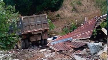 Vagoneta deja a seis personas sin vivienda tras precipitarse por un guindo de 35 metros en Puntarenas