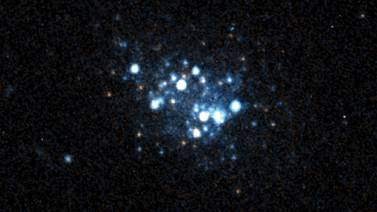 Galaxia de estrellas azules da luz sobre origen del Universo