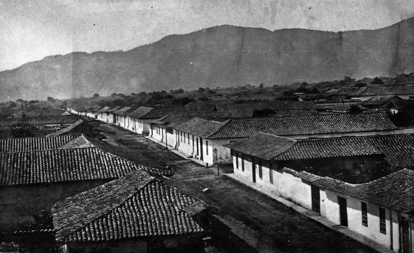 Vista panorámica del sector suroeste de la ciudad de San José, en la
década de 1870. Fotografía de autor no determinado. Andrés Fdez. para LN.