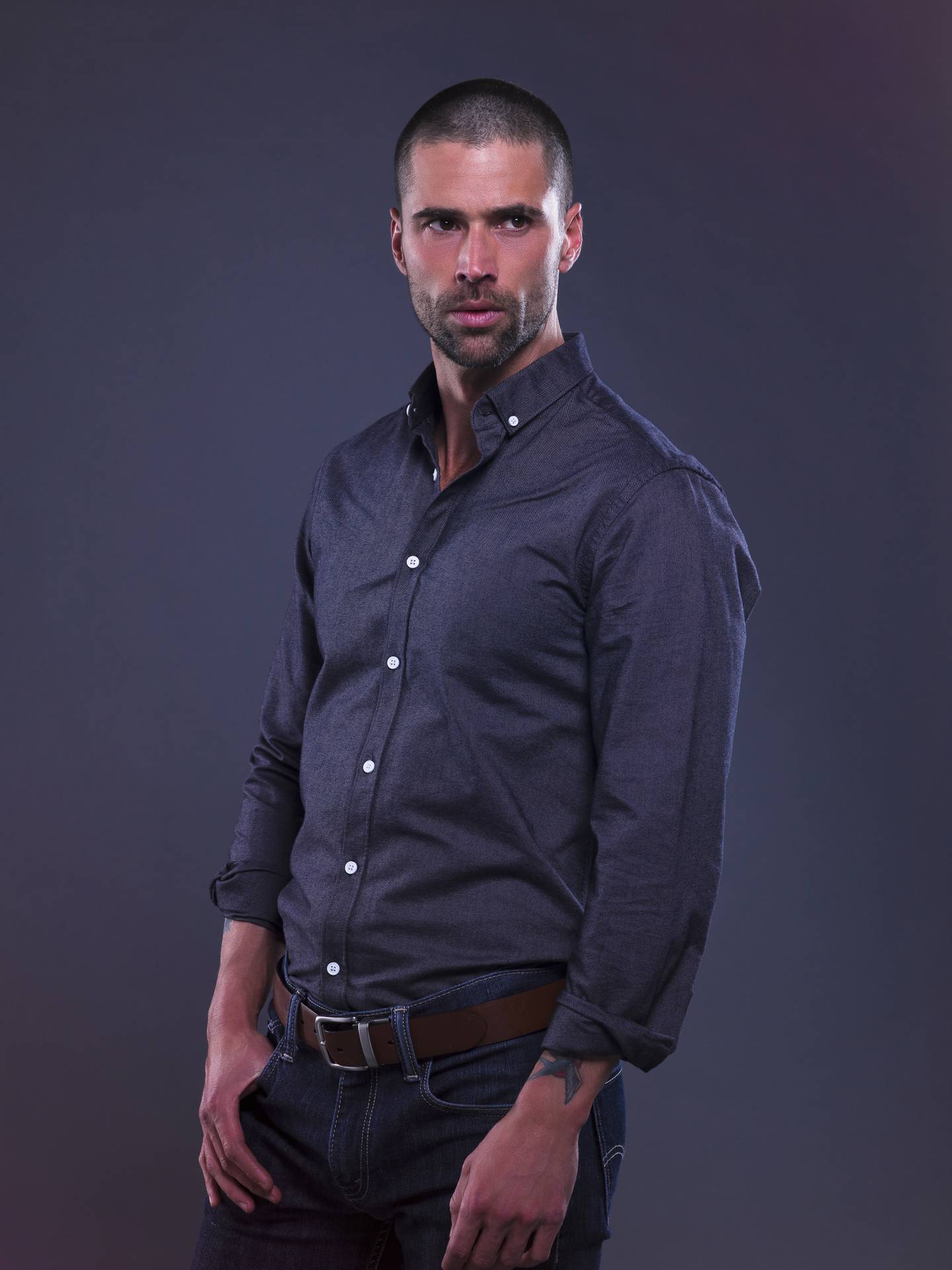 El actor Matías Novoa interpreta al agente Daniel Laborde en la serie 'Enemigo íntimo', Fotografía: Telemundo Internacional para La Nación