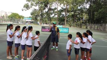 Federación de Tenis puso a soñar a niños de La Carpio con ser tenistas por un día