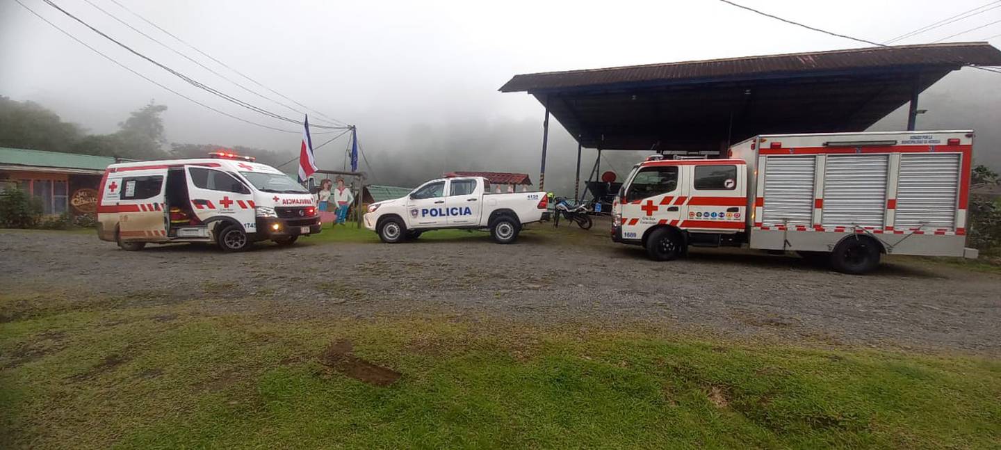 Buzos de la Cruz Roja se trasladaron al sitio en Sarapiquí de Alajuela, donde dieron con el cuerpo del colegial a las 4 p .m.  Foto: suministrada por Edgar Chinchilla.