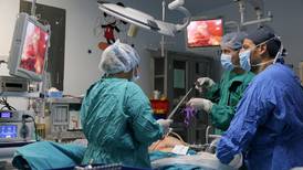 Cinco hospitales harán más de 22.000 cirugías y exámenes por las tardes para desahogar listas de espera