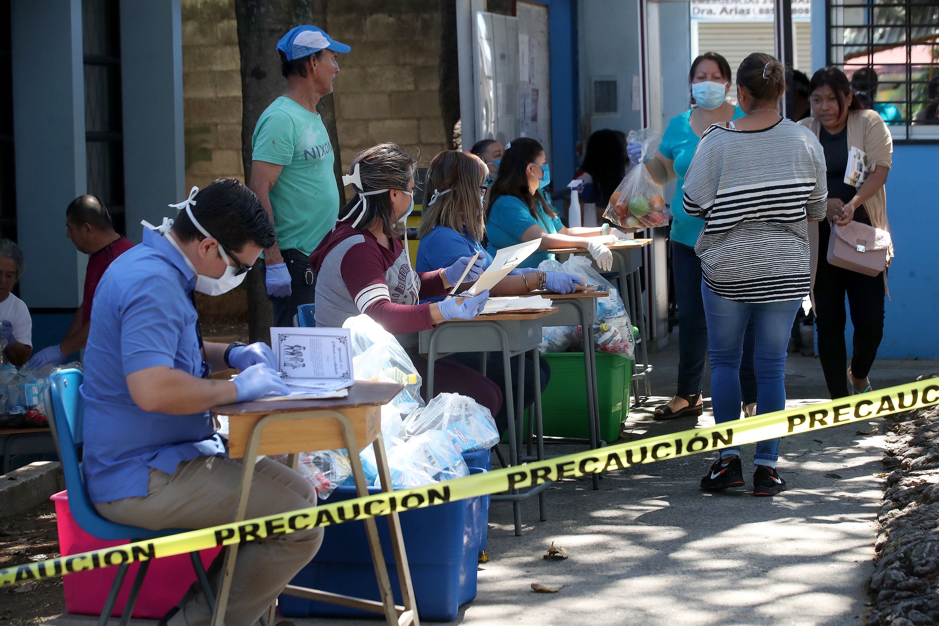 A finales de marzo del 2020, funcionarios del Liceo San José, en barrio México, entregaron paquetes de diarios a 700 alumnos beneficiarios del Programa de Alimentación y Nutrición del MEP debido a la crisis generada por la pandemia.