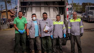 Cajeras, repartidores, recolectores de basura,  guardas: los otros héroes de la pandemia en Costa Rica 
