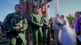 Mexicana y estadounidense se casan en la valla fronteriza de Tijuana