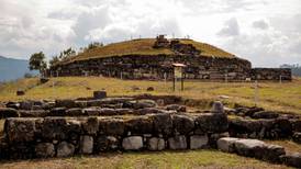 Descubren en Perú tumba de sacerdote enterrado hace 3.000 años