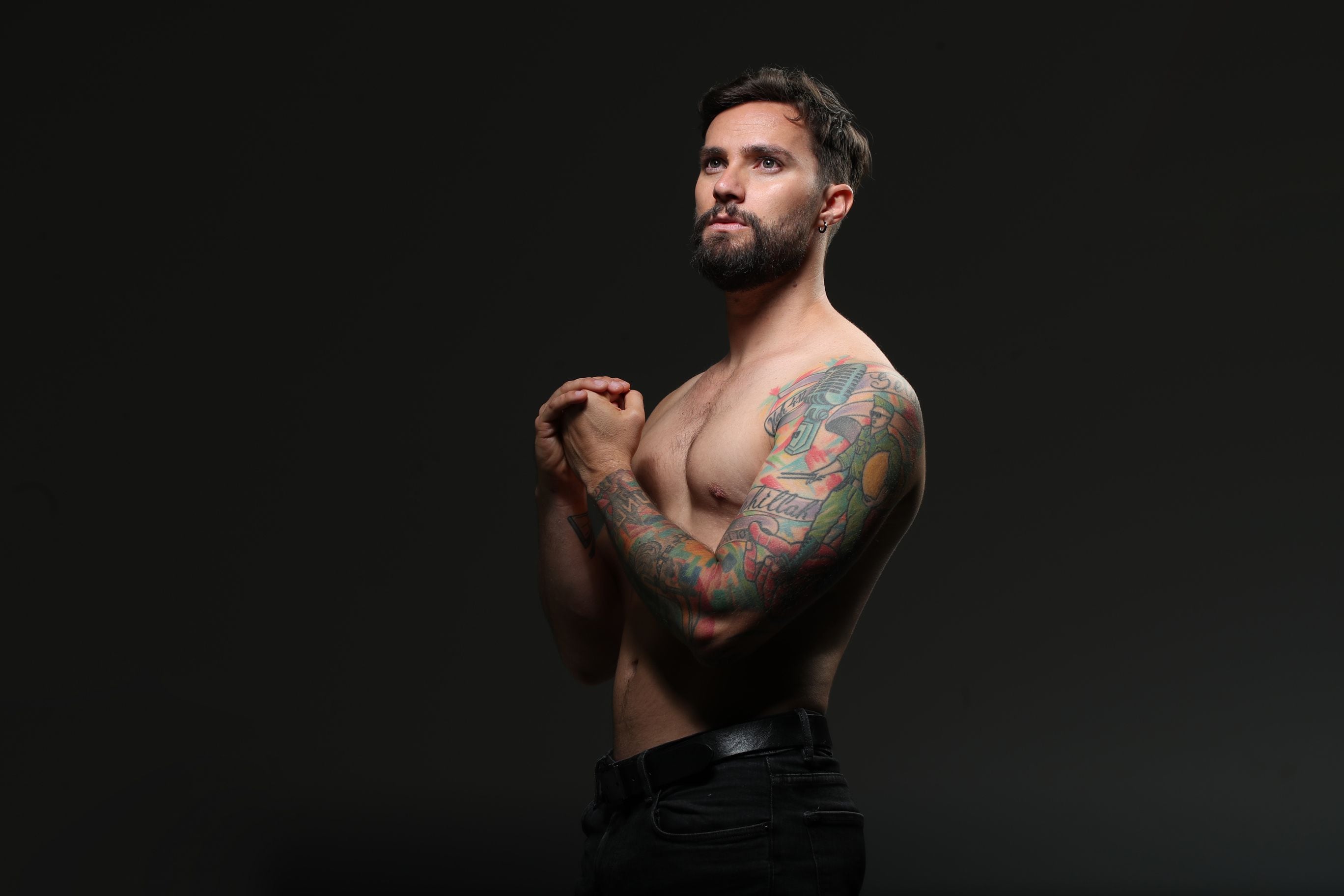 Tres artistas, Kella, Daniel Ortiz y Jana de Oliveira, se encargaron de tatuar a Jorge Vindas.