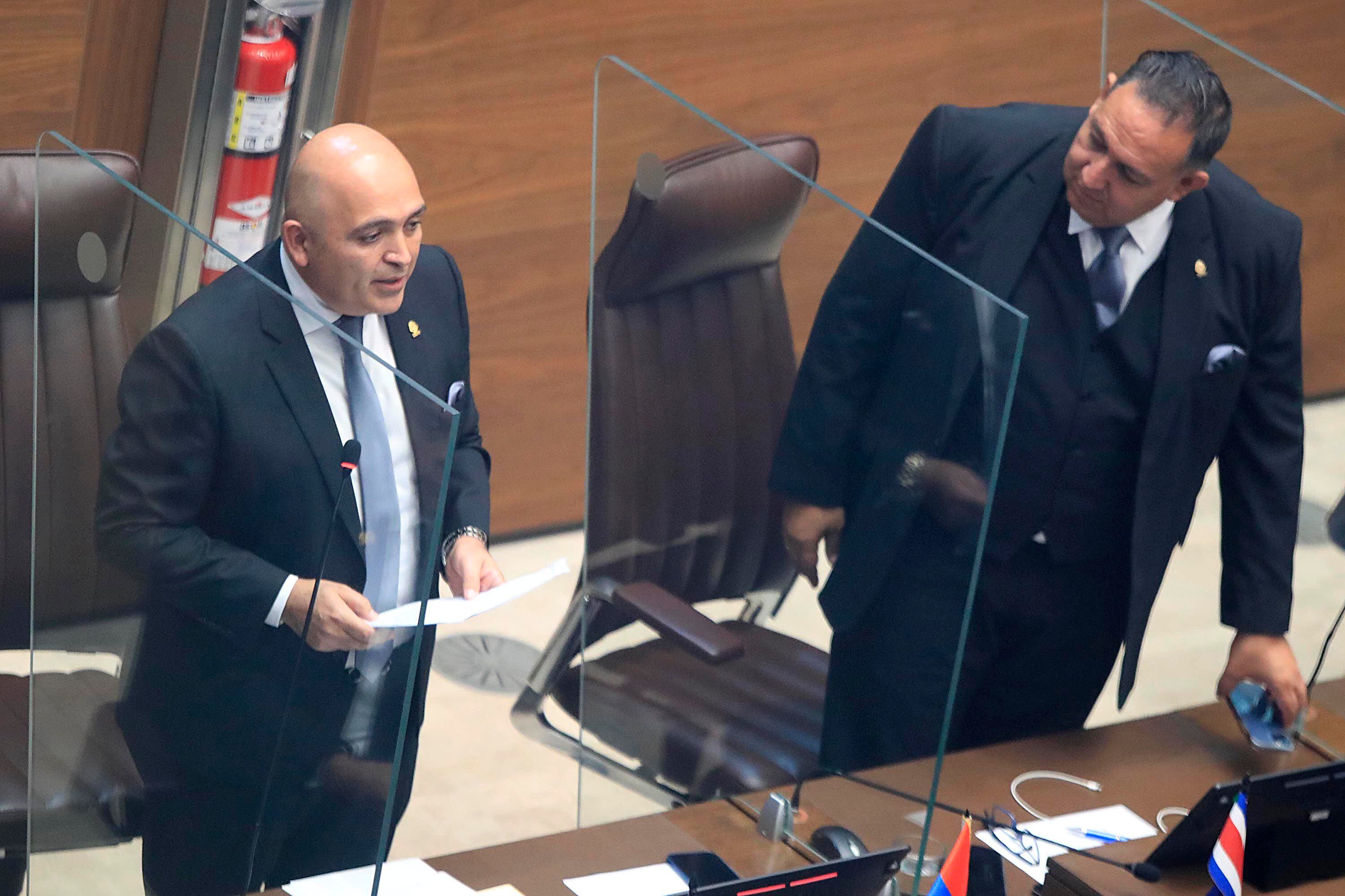 El jefe del PUSC, Alejandro Pacheco, durante una intervención en el plenario de la Asamblea Legislativa. Lo observa Leslye Bojorges, también de la Unidad.
