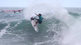 El sueño de clasificar al Tour Mundial de surf sigue vivo para Carlos Muñoz 