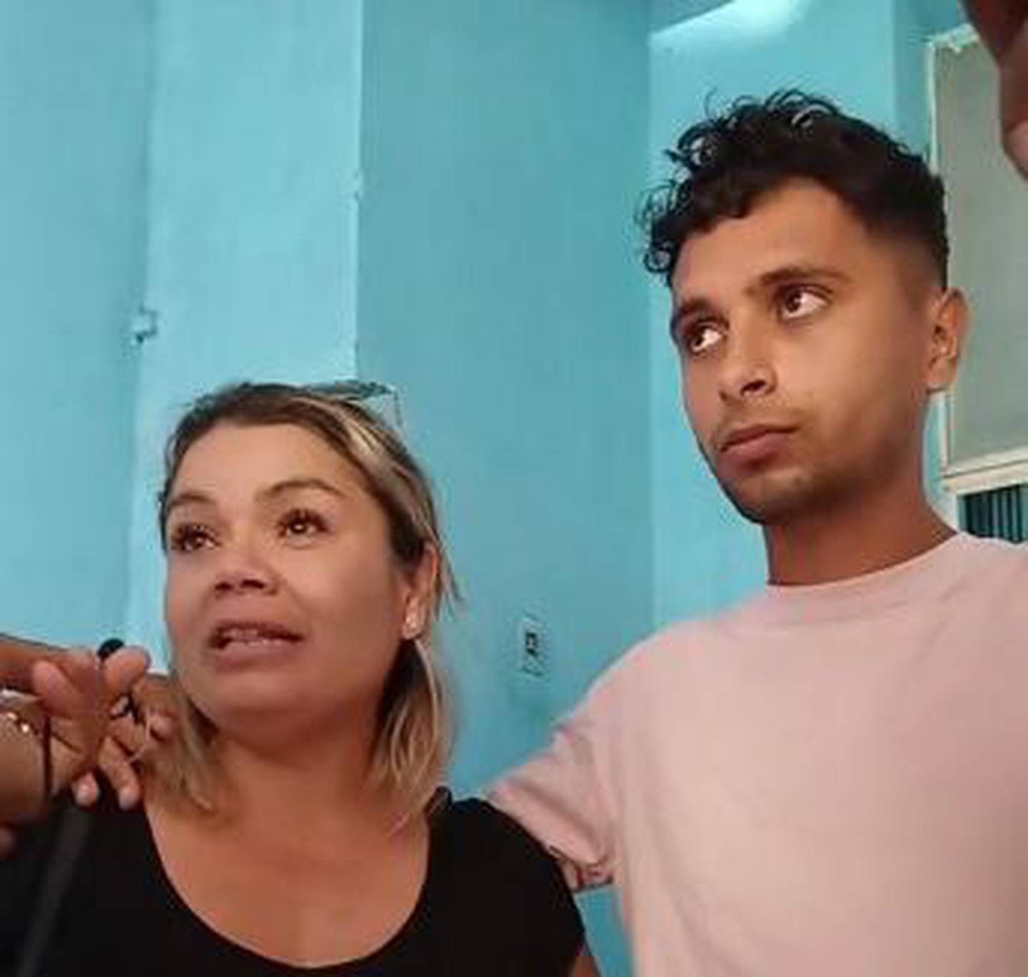 Joshua Parra Mesén y su madre Magdaly Mesén atendieron a los medios de prensa guatemaltecos al salir del hospital. 
1 de setiembre 
Tomado de Facebook