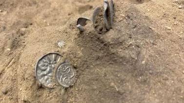 Una niña con un detector de metales halló un tesoro de monedas vikingas en Dinamarca