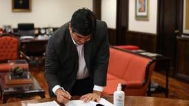Carlos Alvarado firma crédito de $156 millones para modernizar cobro de impuestos 