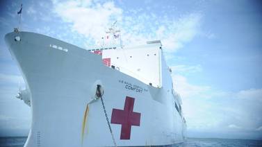 Los militares que no libran guerras, sino que viajan en un barco hospital