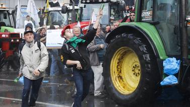 Agricultores protestan con tractores en las calles del centro de Madrid