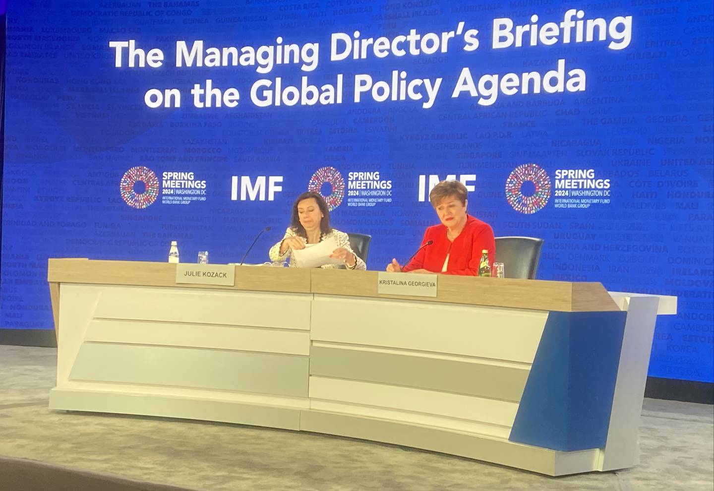 La gerente del FMI, Kristalina Georgieva (derecha), enfatizó este 18 de abril en la necesidad de que los países mantengan la disciplina fiscal mientras reconstruyen el margen de maniobra para enfrentar eventuales crisis. A lo largo de esta semana se celebran las reuniones de Primavera del FMI y el Banco Mundial, en Washington D. C.
