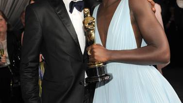 Peter Nyong'o se tomó 'selfies' con al menos ocho estrellas durante los Óscar