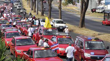 Zapote se compromete  con  los taxistas para hacerle frente a Uber