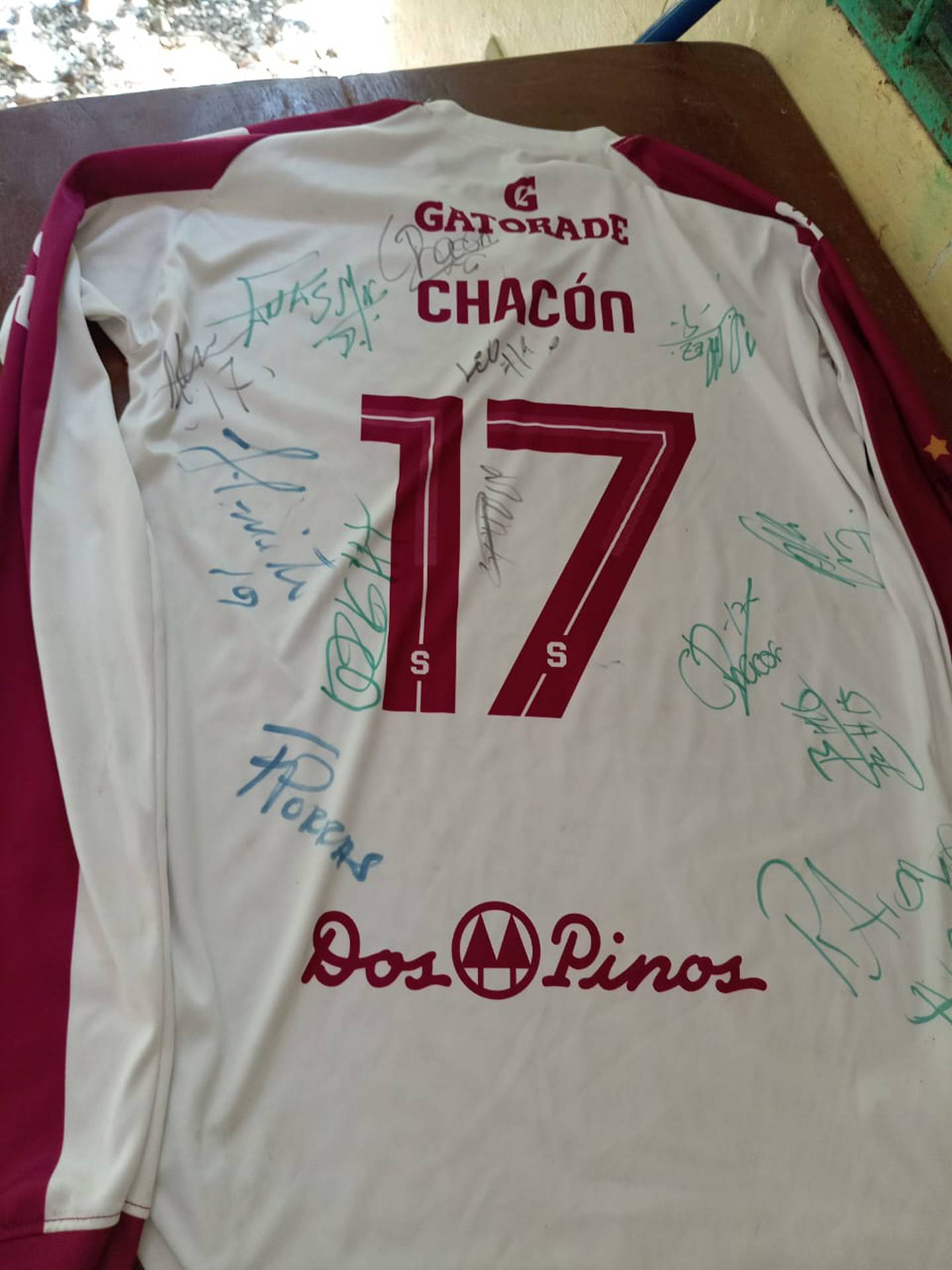 Esta camiseta de Saprissa tiene firmas de jugadores de diversos equipos. Foto: Cortesía