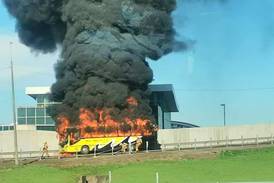 Bus se incendia cerca de aeropuerto Juan Santamaría