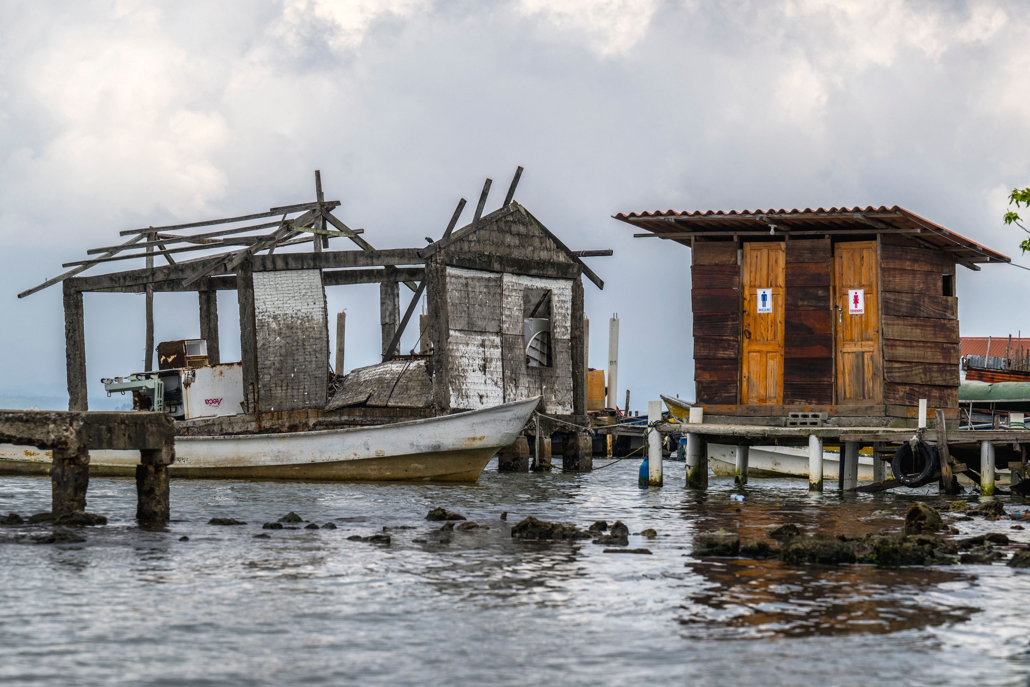 Una vivienda destruida por el mar en Cartí Sugdupu.