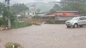 Zona sur y Alajuela afectados por fuertes lluvias de este domingo