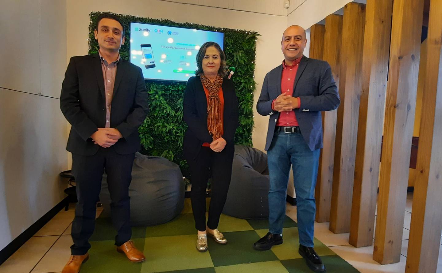 Juan Monge, CEO de Zunify (izquierda), Flora Ayub, directora ejecutiva de la Cámara Costarricense de Hoteles, y Marco Escamilla, gerente general de Quarzo Innovación, anunciaron el convenio para pagos electrónicos. Foto: Cortesía