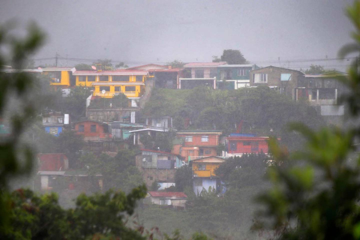 A las 4 p. m. en Ochomogo de San Nicolás, Cartago, la fuerte lluvia tornaba grisáceso el panorama. Foto: Rafael Pacheco.