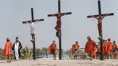 Una mujer y cuatro hombres crucificados en Filipinas por ritual de Viernes Santo