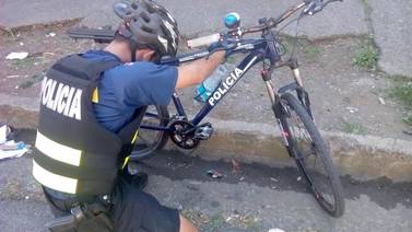 Oficiales detienen a exconvicto que intentó robar bicicleta de policía 