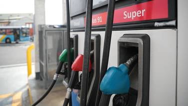 ¿Qué es preferible: comprar la gasolina por litros o por colones?