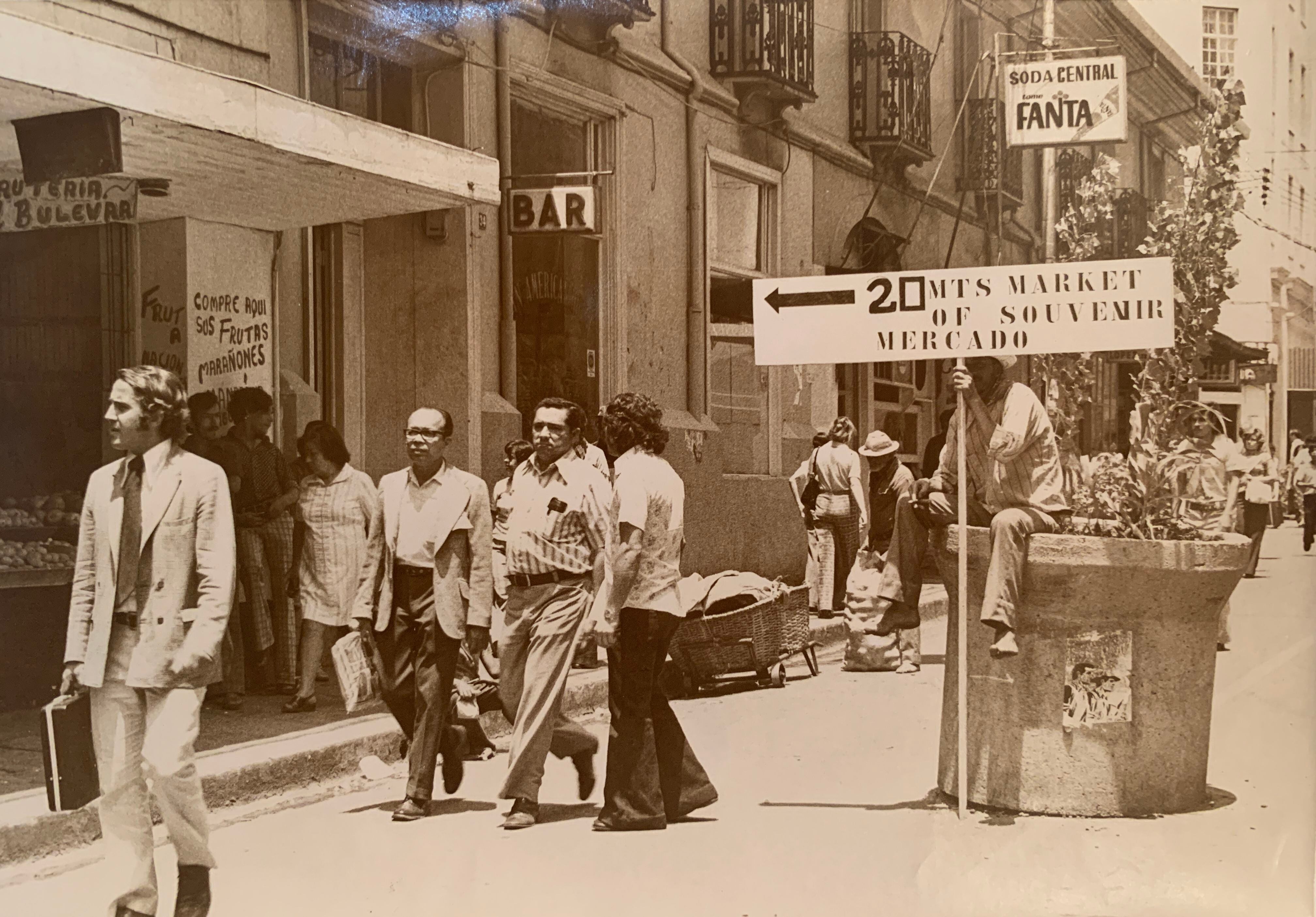 Construcción del bulevar de la avenida central de San José, en una imagen del 18 de agosto de 1976, captada por el fotógrafo Rodrigo Montenegro. Al centro se puede apreciar los tubos que fueron colocados a manera de maceteros-.
