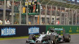  Nico Rosberg vence en un controversial inicio de la Fórmula Uno