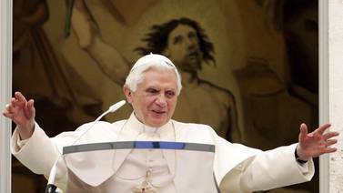 Papa alaba acciones para prohibir bombas racimo