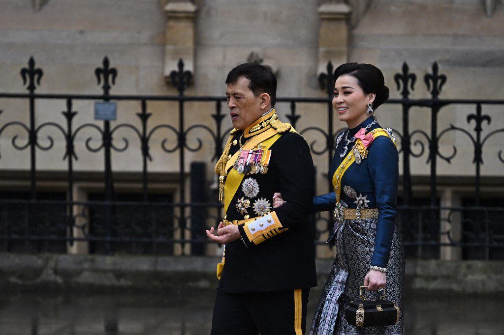 La reina Suthida de Tailandia, referente por su estilo, escogió el traje formal tradicional de su país.

