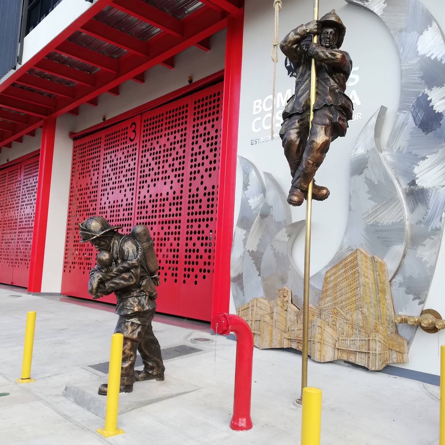 El reconocido escultor costarricense, Édgar Zúñiga Jiménez, fue el responsable, trabajando a gran velocidad y durante la pandemia, de hacer las esculturas que adornan el frente de las dos nuevas estaciones de bomberos: Metropolitana Norte y Sur