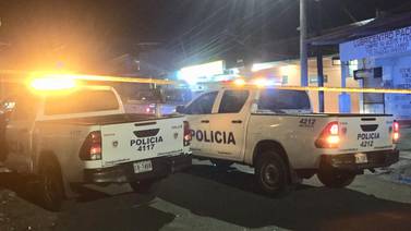 Hombre muere baleado frente a supermercado en Limón