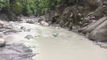 Agua de un  río pasó de celeste a gris por ceniza del volcán Poás