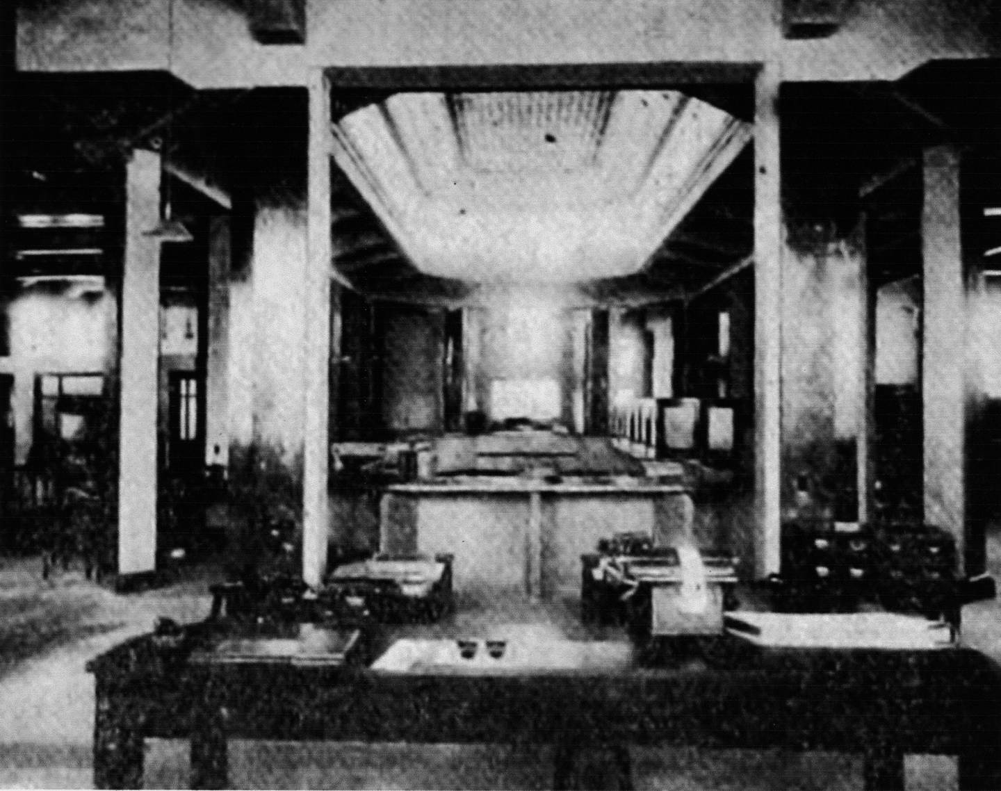 ista interior del edificio del Banco Nacional de Seguros recién inaugurado, en 1933.
Área administrativa. Fotografía de autor no determinado.