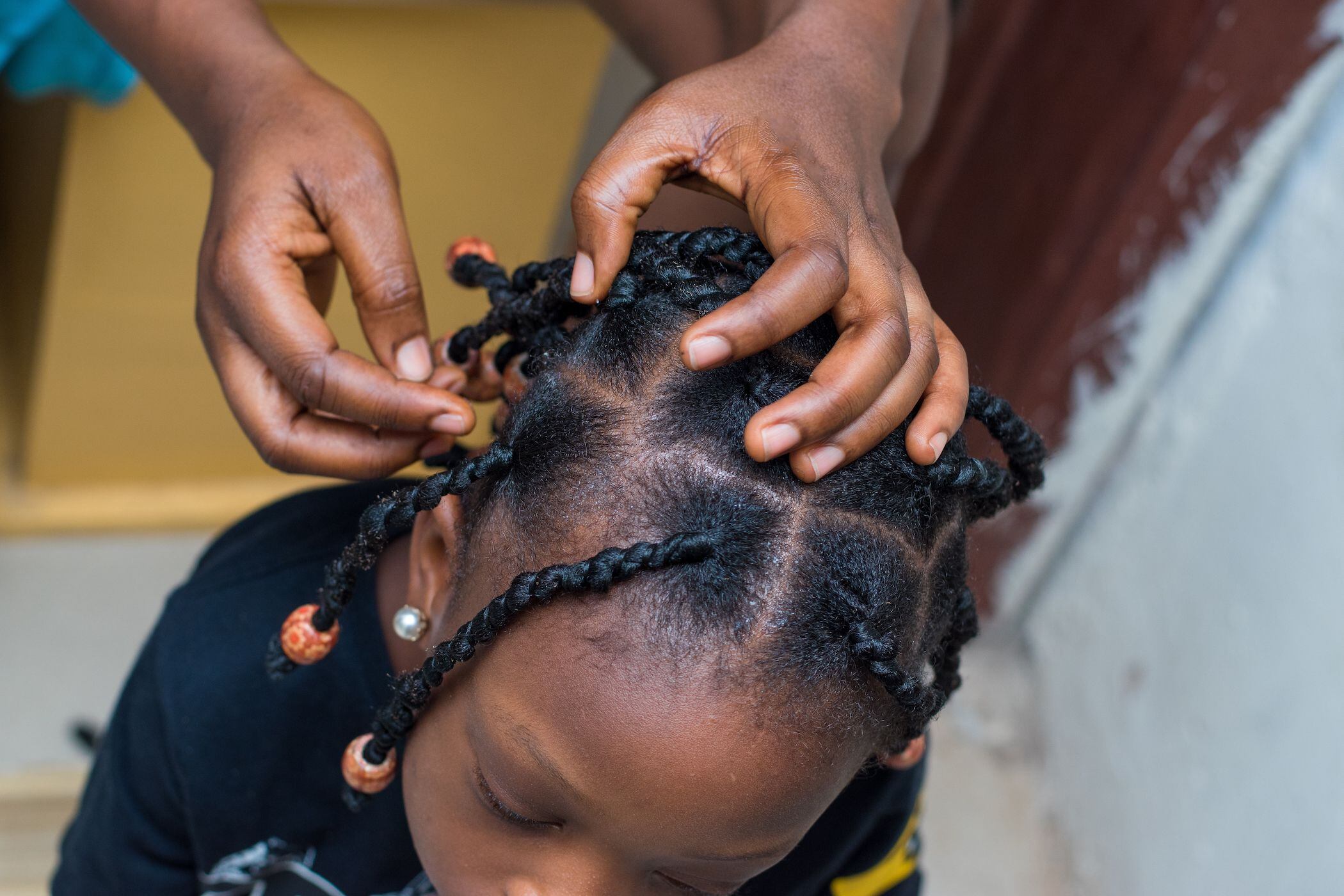 La denunciante aseguró que ella y su hija fueron humilladas públicamente con las referencias de la educadora al estilo de peinado que lució su hija en el acto cívico (imagen con fines ilustrativos). Fotografía: Shutterstock
